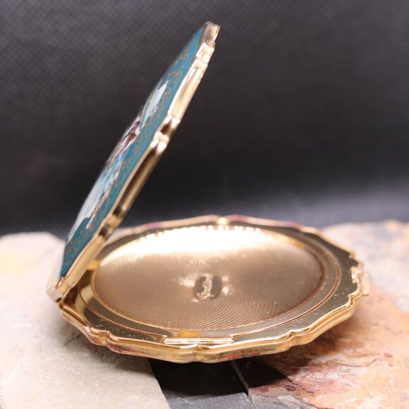 Vintage Stratton Powder Compact – Teal and Gold, Victorian Scene, Scalloped Edge - Picture 8 of 9